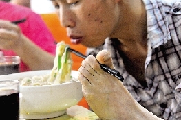 3.jpg ,互联网,28岁无臂小伙照样成微博达人 照样成公益先锋