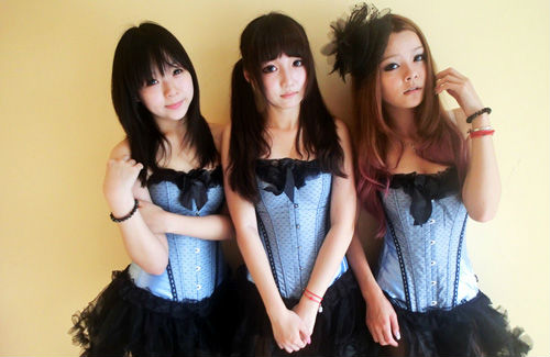 ,极客,移动游戏,[组图] 不和车展拼色相拼什么？！触控Chinajoy展台清纯ShowGirl定妆照自拍秀