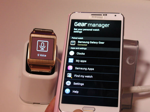 first-things-first-the-galaxy-gear-needs-to-pair-with-samsungs-galaxy-note-iii-in-order-to-work-you-use-a-special-app-called-gear-manager-to-sync-the-two-devices.jpg ,Apple,新款Galaxy Gear智能手表,三星完胜苹果!