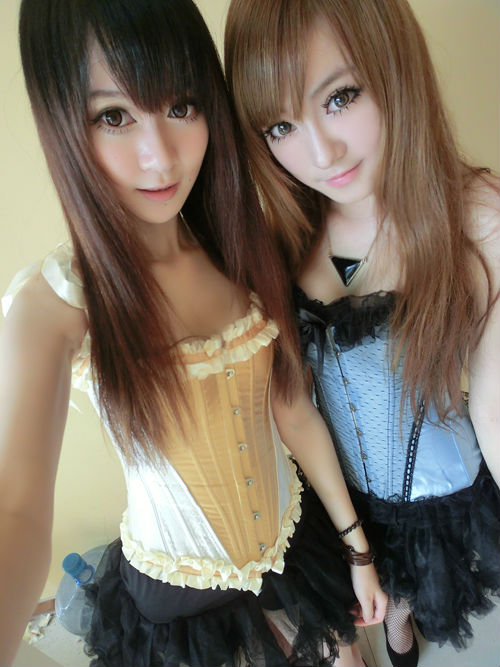 ,极客,移动游戏,[组图] 不和车展拼色相拼什么？！触控Chinajoy展台清纯ShowGirl定妆照自拍秀