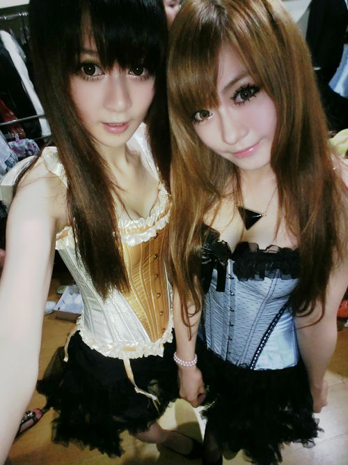 ,极客,移动游戏,[组图] 不和车展拼色相拼什么？！触控Chinajoy展台清纯ShowGirl定妆照自拍秀