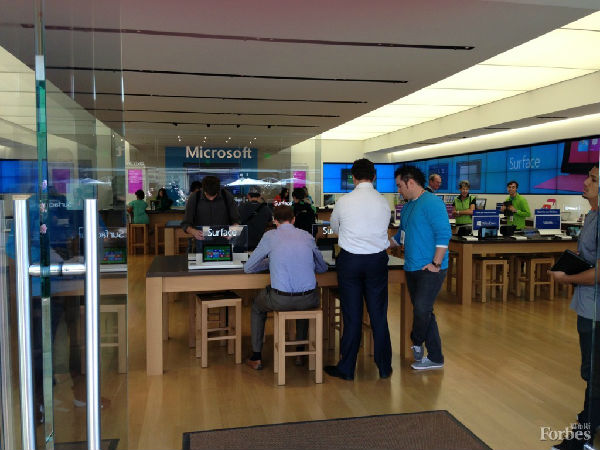 苹果商店附近的微软商店几乎没有顾客 ,Microsoft,平板电脑,Apple,智能手机,操作系统,微软悖论:Windows能否无处不在同时又处处不在?