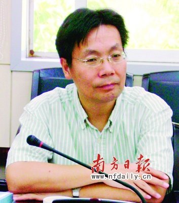 81635594.jpg ,媒体人,让专家监审媒体是“六指挠痒”