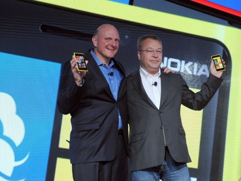 steve-ballmer-and-stephen-elop-show-off-lumia-windows-phones.jpg ,Microsoft,并购重组,智能手机,平板电脑,操作系统,收购诺基亚,微软笑开花了