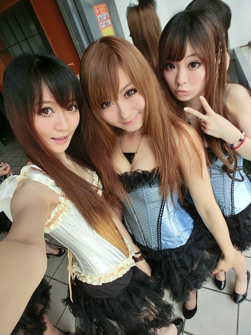 ,极客,移动游戏,[组图] 不和车展拼色相拼什么？！触控Chinajoy展台清纯ShowGirl定妆照自拍秀