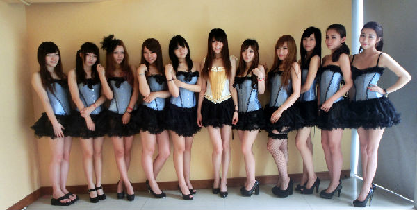 ,极客,移动游戏,[组图] 不和车展拼色相拼什么？！触控Chinajoy展台清纯ShowGirl定妆照自拍秀