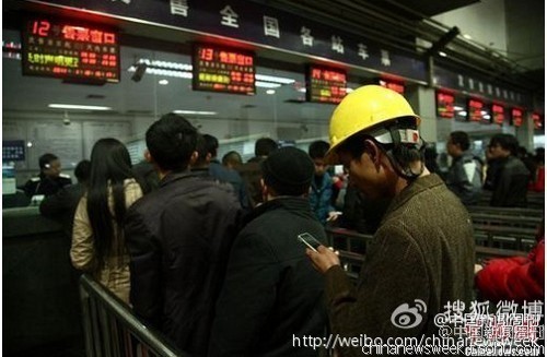 W020130117502901426004.jpg ,媒体人,网民,有 偿代买车票被刑拘 无法上网农民工买票亟需制度安排