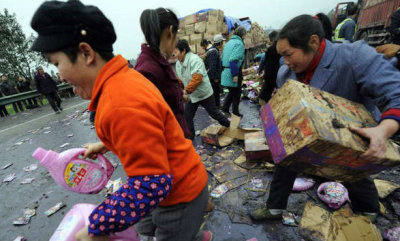 ,网民,媒体人,村民抢散落货物被撞身亡 网友“撞死活该”被赞