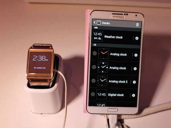 the-gear-manager-app-lets-you-change-the-kind-of-clock-that-appears-on-the-galaxy-gear-screen.jpg ,Apple,新款Galaxy Gear智能手表,三星完胜苹果!