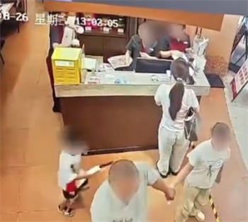 称被4岁男童摸臀女子已启动诉讼 女子称被4岁男童摸臀监控视频曝光