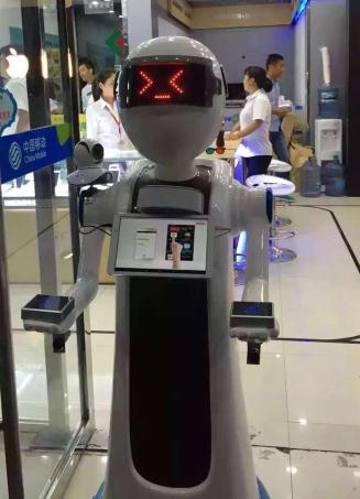 0b46f21fbe096b63ae0a83d60a338744ebf8ac21.jpg ,机器人,线下实体店用机器人卖手机,希望吸引更多客流量