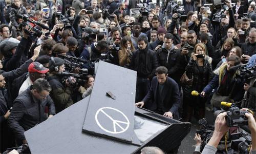 127845032.jpg ,Facebook,Twitter,巴黎恐怖袭击案凸显社交媒体的重要性 但其也有假消息