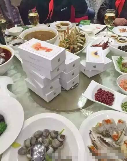 宁波章姓钱多多送同学每人一部苹果iPhone6s玫瑰金 ,苹果,钱峰雷,iPhone,宁波章姓钱多多送同学每人一部苹果iPhone6s玫瑰金