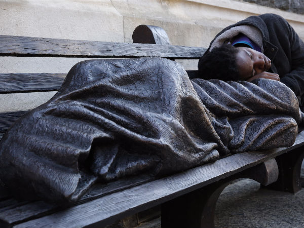 homeless-bench.png ,谷歌,Facebook,世银:硅谷技术公司成不平等现象的幕后推手