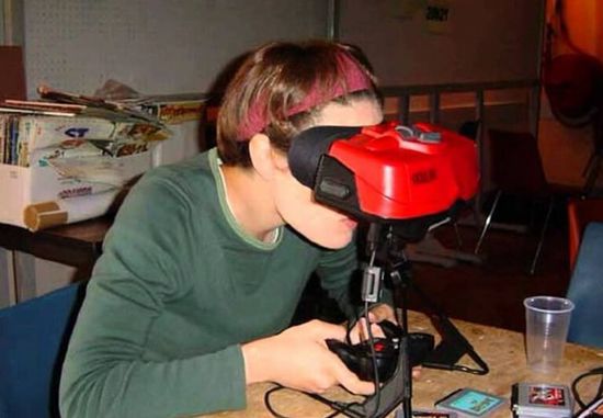 2.jpg ,VR头盔带来眩晕 VR必败论流传街头巷尾