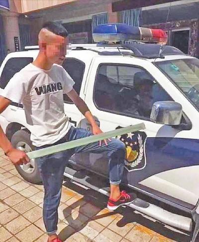 裸条裸持贷利息吓死人 男子为当网红砸警车被拘 ,裸条裸持贷利息吓死人 男子为当网红砸警车被拘