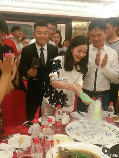 ,刘强东,京东,奶茶妹,奶茶妹妹章泽天刚开心吃顿饭 刘强东初恋就来了