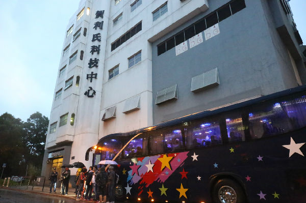 7cadf8a809787a3e2fb3c123a7361146.jpg ,二十秒劫金砖 警方循内鬼方向追查