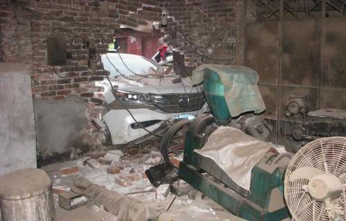 ,红包趣闻～女婿无人机送红包 抢红包撞民房 不发红包遭骂报警