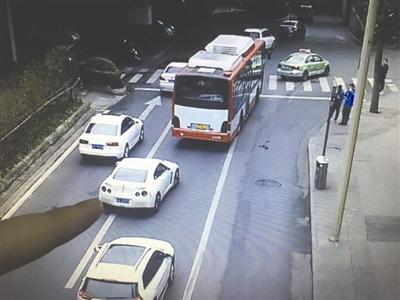 小伙驾百万豪车拿快递 任性违规受重罚 ,小伙驾百万豪车拿快递任性违规被扣30分