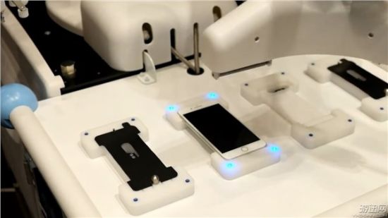 ,机器人,祖传贴膜要失业了！日本发明贴膜机器人：50秒迅速完工