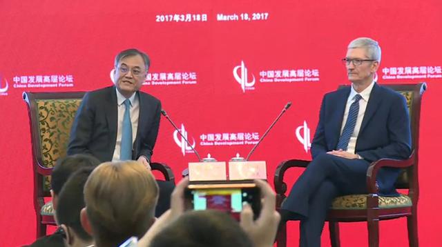 142728992.jpg ,苹果,微软,iPhone,库克对话清华经管院长:苹果不求数量多但求产品好