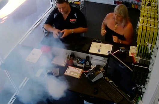 ,苹果,iPhone,苹果iPhone在维修店爆 炸 网友表示希望iPhone8安全点