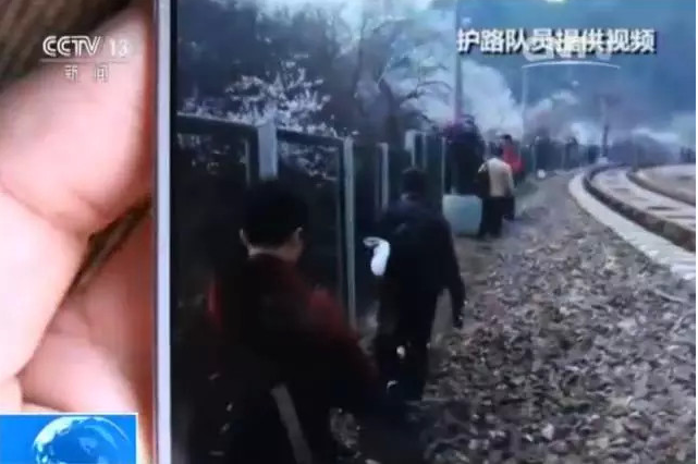 DZ@%PUD{NBHKD}$AFCCYV1M.png ,开往春天的列车走红,村民被迫封路