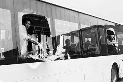 ,只因为好奇 4学生怒砸12辆公交车