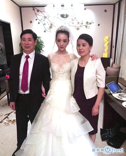 今日热点：曝奶茶妹妹招助理 我从小就听你的歌长大