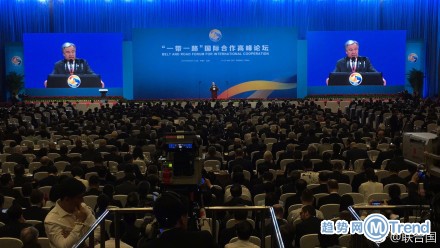 今日热点：一带一路论坛开幕 聘比基尼美女端菜