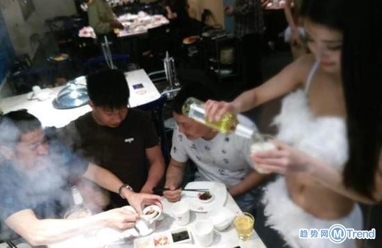 今日热点：一带一路论坛开幕 聘比基尼美女端菜