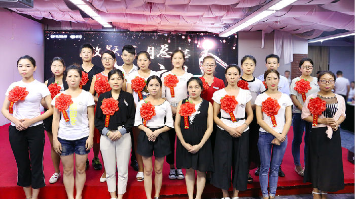 ,雷小兰 召开微跃月度会议 部署6月移动社交电商