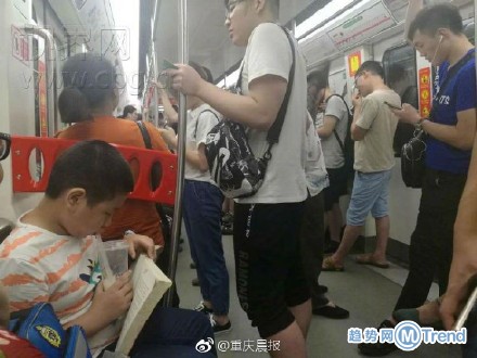 热点：太激动iPhone掉油汤里 地铁上少年专心看书