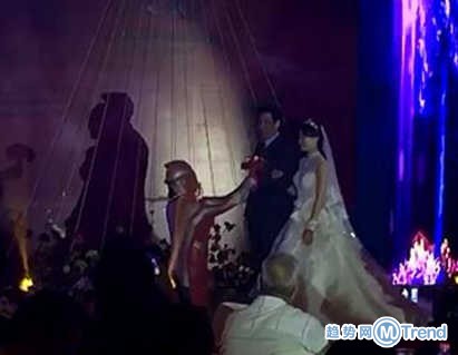 今日热点：新郎婚礼中途变身奥特曼 人没了药还在路上