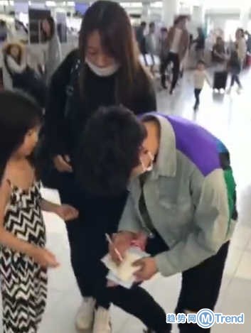 今日热点：鞋子出厂价40元贴牌卖400元 助理伸手阻止张艺兴签名