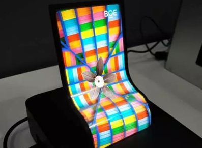 ,创新社会：大学宿舍改造科幻风，柔性显示屏量产化