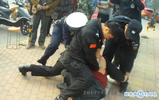 今日热点：违章被拦锁喉特警 刘强东演讲险晕倒