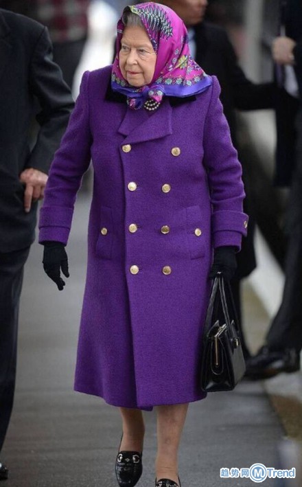 今日热点:护士上班玩直播 英国女王91岁还光腿