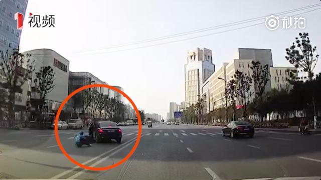 ,热议：送餐遇车祸爬起接着送 快递员私藏近万张底单