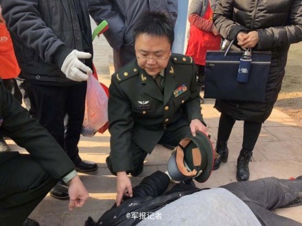 路边晕倒遇到一车军医 ,路边晕倒遇到一车军医 网友:这可是专家号!
