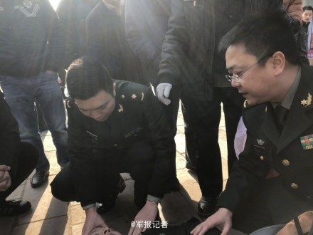 路边晕倒遇到一车军医 ,路边晕倒遇到一车军医 网友:这可是专家号!