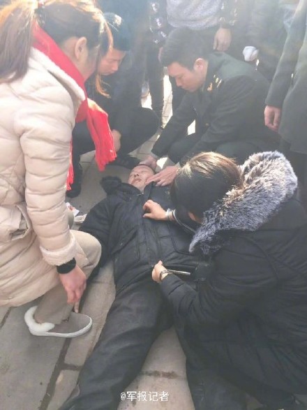 路边晕倒遇到一车军医 ,路边晕倒遇到一车军医 网友:这可是专家号!