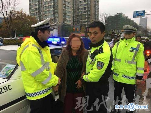 今日热点：女司机逆行拖交警 长春女子被拖车底