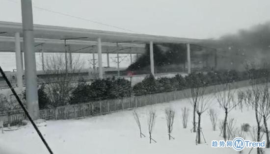 今日热点：G281次高铁着火 男子插队买票爆粗