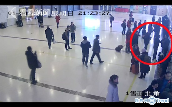 今日热点：G281次高铁着火 男子插队买票爆粗