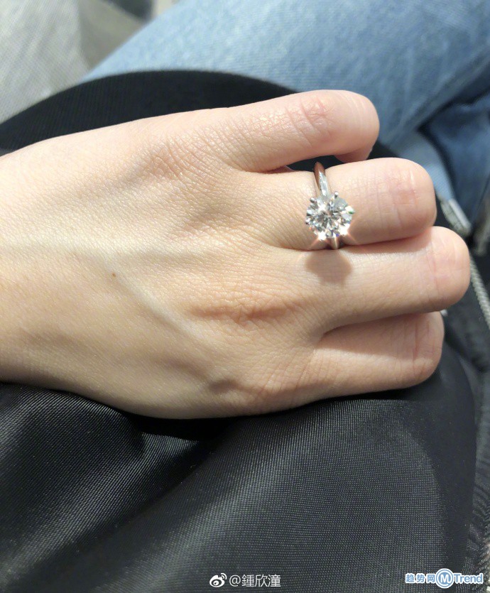 今日热点：阿娇被求婚晒钻戒 