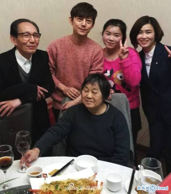 今日热点：女孩垃圾放邻居门 何炅父亲近照曝光