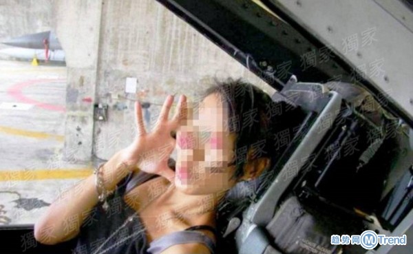 今日热点：女友不干活遭差评 辣妹军机嘟嘴拍照