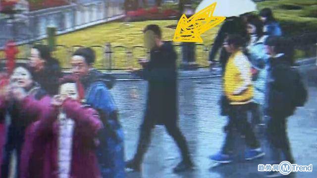 热点：夫妻档迪士尼行骗 主播踩踏警车被拘